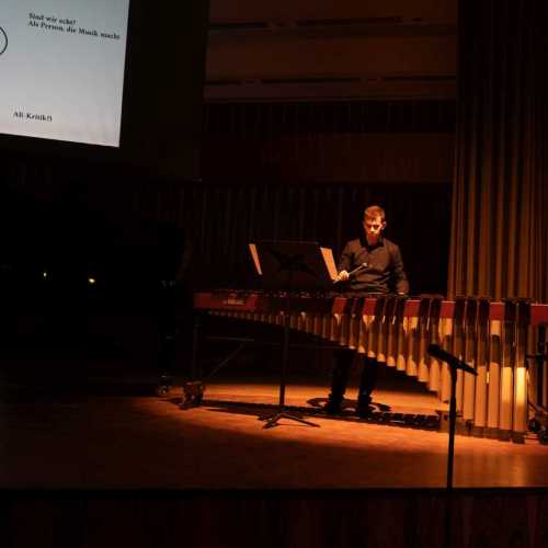 INMM Darmstadt 79. Frühjahrstagung 8.-11.4.2026 „echt“ 10.4.2026 Konzert mit Studierenden der Akademie für Tonkunst Boyoung Byrne – Klavier, Papiertüte Lisa Angelina Hennige – Violine, Klavier, Papiertüte Sarah Lindner – Papiertüte Konstantin Spath – Vibraphon, Papiertüte Alina Kosch – Klavier Jiyu Hong – Violoncello Pia Marei Hauser – Flöte Paul Pankert – Live Elektronik