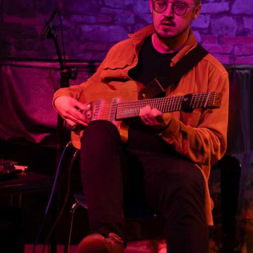 INMM Darmstadt 79. Frühjahrstagung 8.-11.4.2026 „echt“ 10.4.2026 Gewölbekeller des Jazzinstituts Darmstadt Nachtkonzert Nicola L. Hein Nicola L. Hein - Electric Guitar, Electronics NicolAI - Musical Agent System Rodrigo Constanzo und Nicola L. Hein im Duo