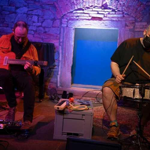 INMM Darmstadt 79. Frühjahrstagung 8.-11.4.2026 „echt“ 10.4.2026 Gewölbekeller des Jazzinstituts Darmstadt Nachtkonzert Rodrigo Constanzo Nicola L. Hein Nicola L. Hein - Electric Guitar, Electronics NicolAI - Musical Agent System Rodrigo Constanzo und Nicola L. Hein im Duo