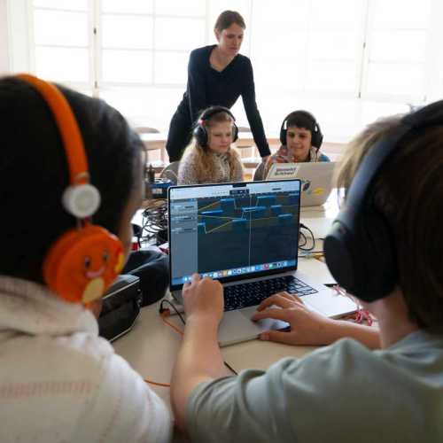 INMM Darmstadt 79. Frühjahrstagung 8.-11.4.2026 „echt“ 9.4.2026 Workshop für Kinder ab 8 Jahren, Klangverwiirrung Julia Mihály