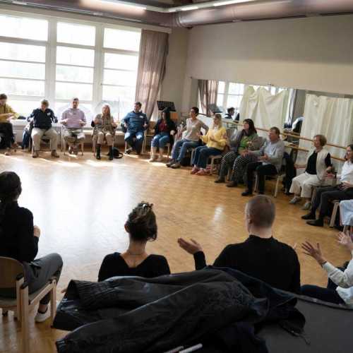 INMM Darmstadt 79. Frühjahrstagung 8.-11.4.2026 „echt“ 10.4.2026 Vielsinnliche Musik Workshop für gehörlose, schwerhörige, und hörende Erwachsene Leitung : (in)operabilities Leo Hofmann, Emil Leske, Susanne Tod